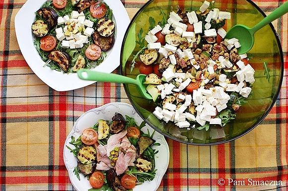 Sałata z grillowanym bakłażanem i cukinią z fetą lub kurczakiem