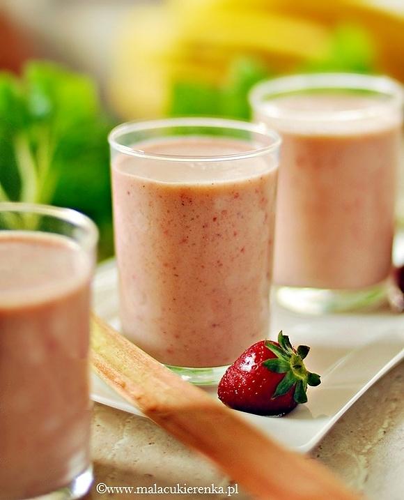 Koktajl z truskawkami, rabarbarem i bananem