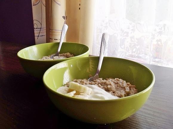 Ulubiona owsianka z serkiem, bananami i masłem orzechowym