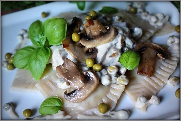 Ravioli z farszem z kiszonej kapusty w sosie pieczarkowym z groszkiem