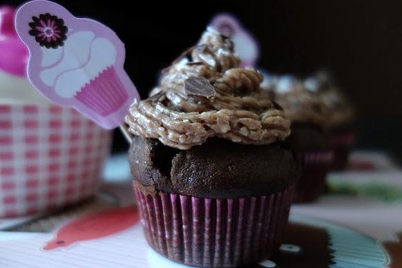Kokosowo-czekoladowe babeczki typu cupcake na Światowy Dzień Pieczenia