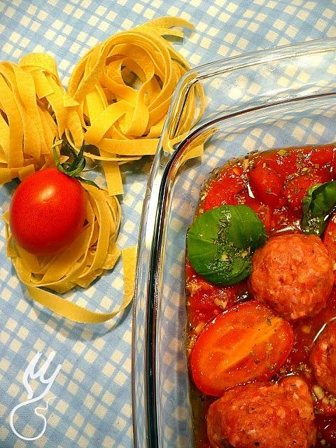 Tagiatelle z pulpetami w pieczonych pomidorach
