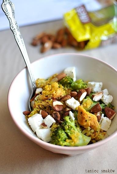 Quinoa z kurczakiem, brokułem i migdałami - zdrowa miska super foods