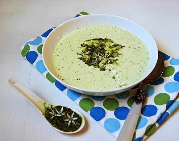Chłodnik z awokado i pesto z czosnku niedźwiedziego