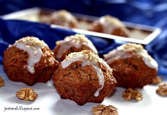 Piernikowe muffinki z orzechami - przepis na aromatyczne babeczki