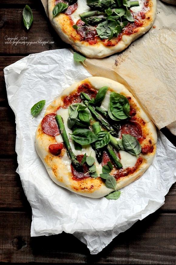 Wiosenne mini pizze ze szparagami i mozzarellą