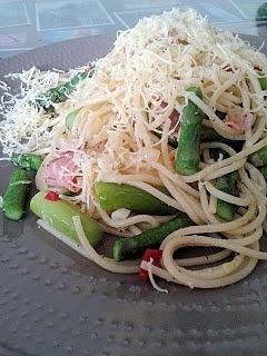 Spaghetti ze szparagami i szynką parmeńską