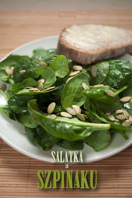 Prosta sałatka ze świeżego szpinaku