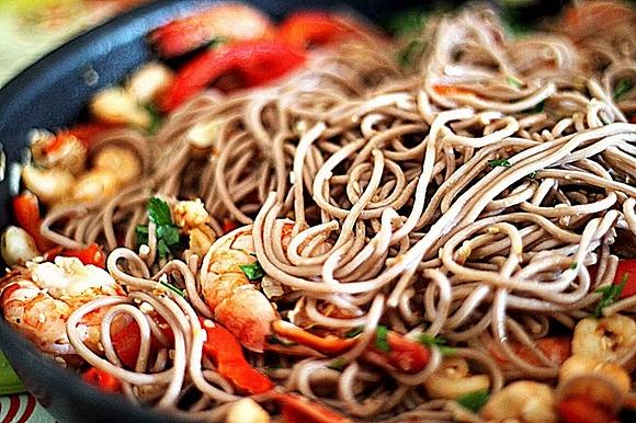 Makaron soba z grillowaną papryką i krewetkami