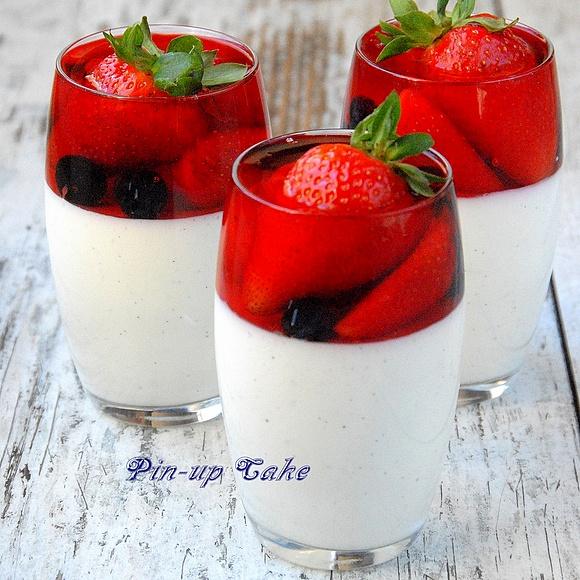 Waniliowa panna cotta z owocami i galaretką