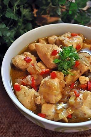 Kurczak duszony z papryczkami chili