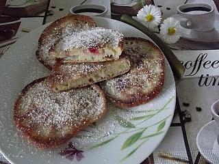Placuszki z rabarbarem i wiśnią kandyzowaną