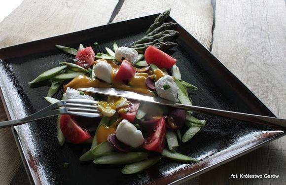 Sałatka ze szparagów z jajkami przepiórczymi i sosem z mango