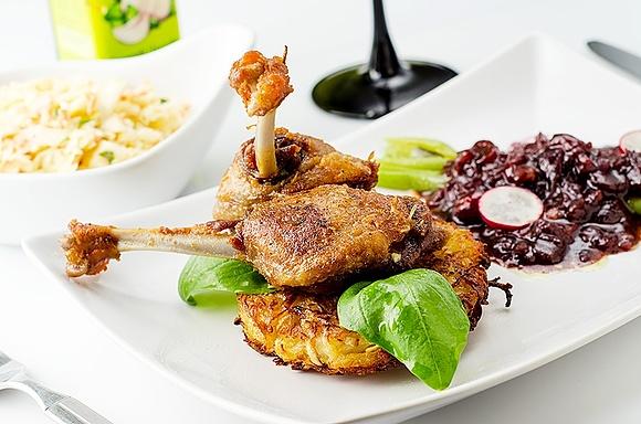 Confit z kaczki w sosie żurawinowym