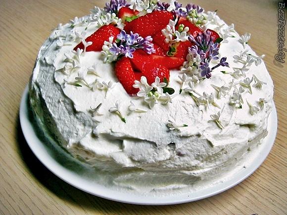 Kwiatowy tort truskawkowy na rocznicę komunii