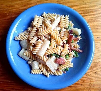 Fusilli z białymi szparagami groszkiem boczkiem w sosie śmietanowym