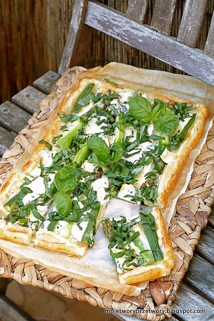 Tarta ze szparagami, cukinią, bazylią i trzema serami