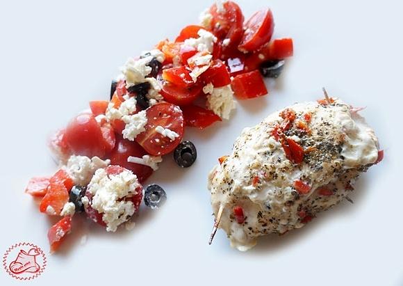 Sałatka z kurczakiem nadziewanym oliwkami i mozzarellą
