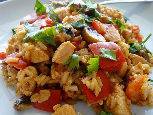 Paella z warzywami i kurczakiem