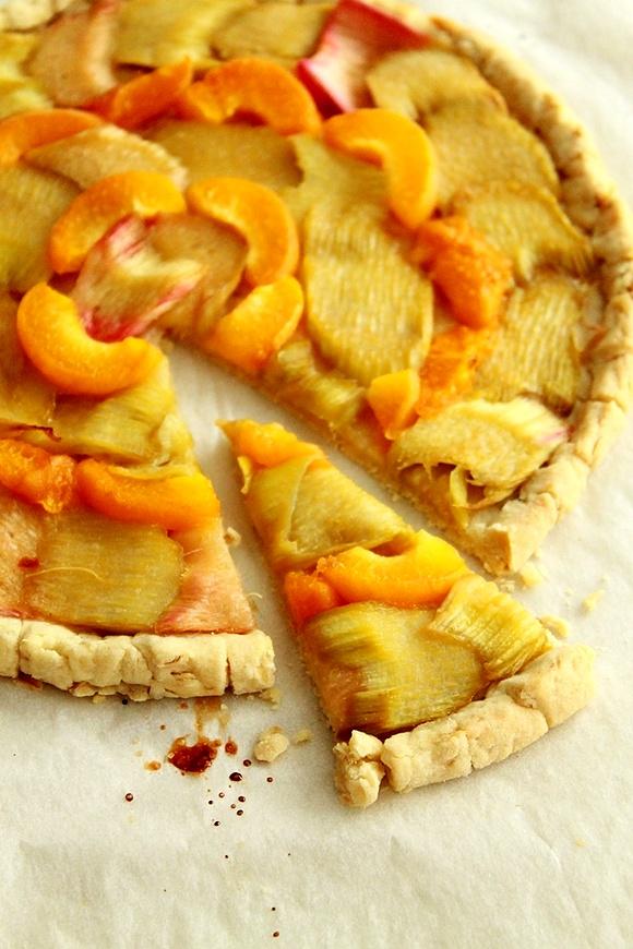 Tarta owsiana z rabarbarem i morelami