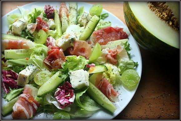 Zielona sałatka z prosciutto, melonem i serem gorgonzola w sosie truskawkowo-winnym