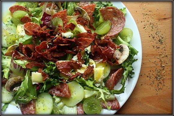 Sałatka z salami i gorgonzolą w sosie musztardowo-miodowym