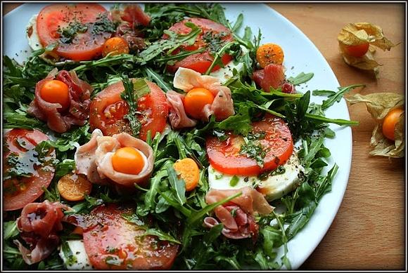 Caprese z prosciutto i miechunka na rukoli w sosie balsamicznym