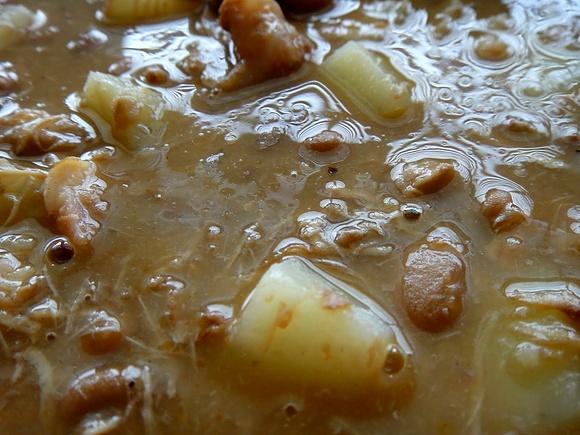 Zupa fasolowa z fasoli pinto, kurczakiem i boczkiem