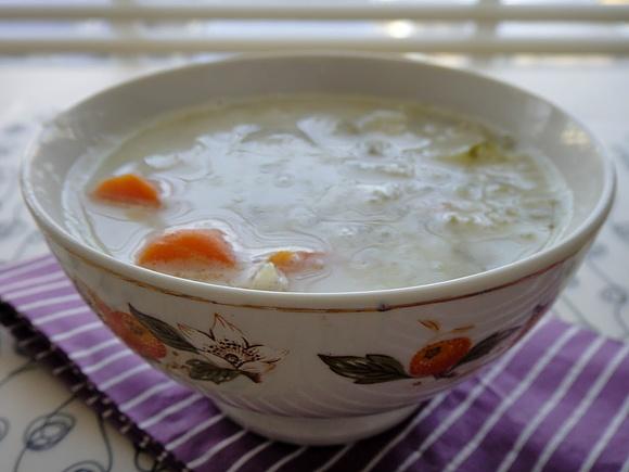 Zabielana zupa ogórkowa z ziemniakami i śmietaną