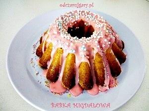 Mała babka migdałowa z lukrem