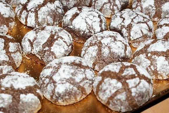 Popękane ciasteczka czekoladowe