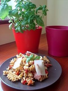 Makaron z pieczoną papryką, pesto i rozmaitościami