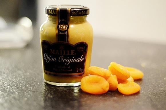 Chrupiąca bagietka z serkiem i pesto morelowo-musztardowym