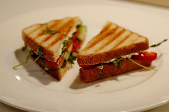 Tosty z grillowanymi warzywami i ricottą