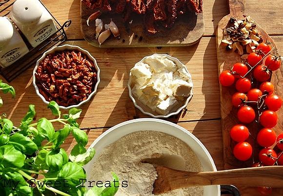 Babeczki z serem feta i suszonymi pomidorami