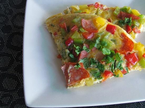 Kolorowa frittata na śniadanie z papryką i kiełbasa pepperoni
