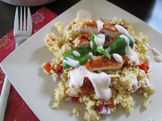Sałatka z cous cous i kurczakiem w słodkim sosie jogurtowym