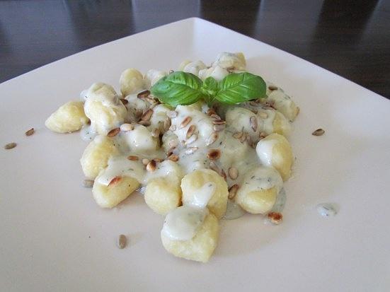 Gnocchi w sosie z gorgonzoli posypane orzeszkami piniowymi i słonecznikiem