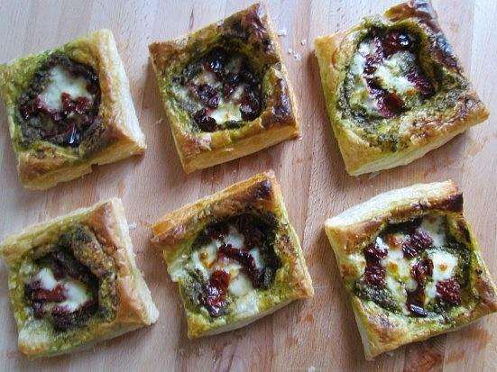 Mini tarty z pesto, mozzarellą i suszonymi pomidorami