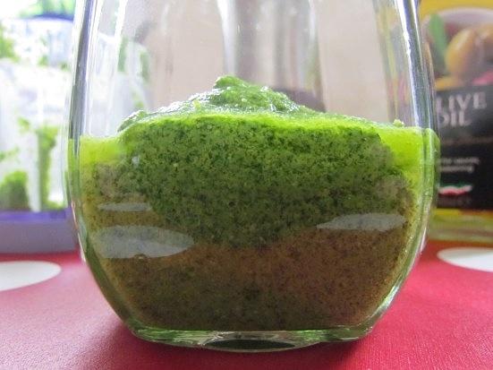 Pesto - zielony sos do makaronu z bazylii, czosnku i orzeszków piniowych