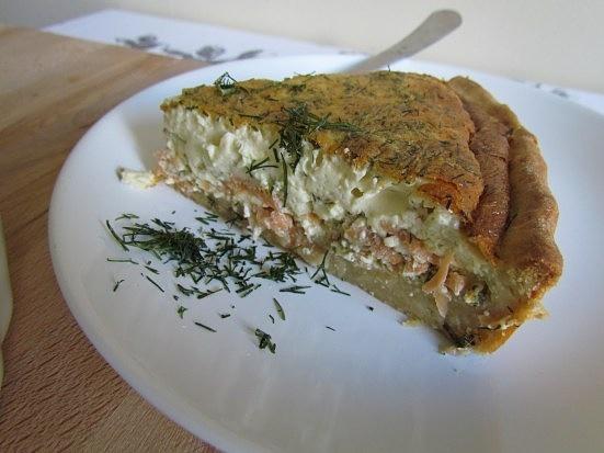 Tarta z wędzonym łososiem i ciastem ziemniaczanym