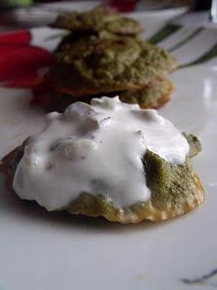Placuszki z mintaja i brokuła z sosem tzatziki