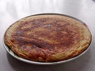 Puszysty sernikowy omlet z sosem jagodowym