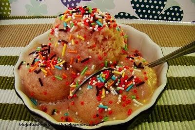 Lody wieloowocowe z truskawkami bananami i rabarbarem