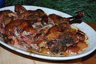 Kaczka tradycyjna pieczona w garnku rzymskim z jabłkami