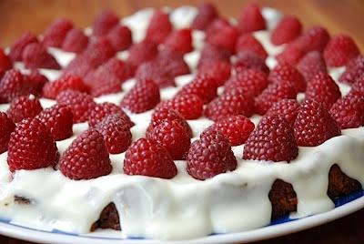 Tarta malinowa z białą czekoladą i serkiem homogenizowanym