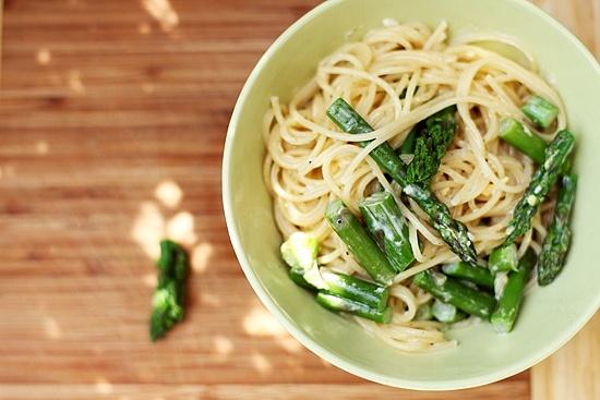 Spaghetti ze szparagami w sosie śmietanowym