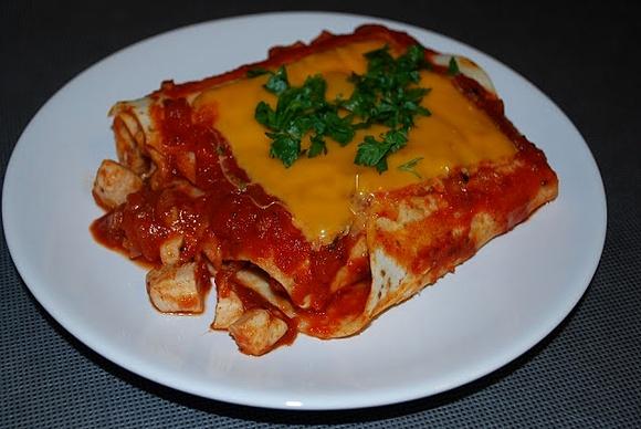 Enchiladas z kurczakiem w ostrym sosie chili