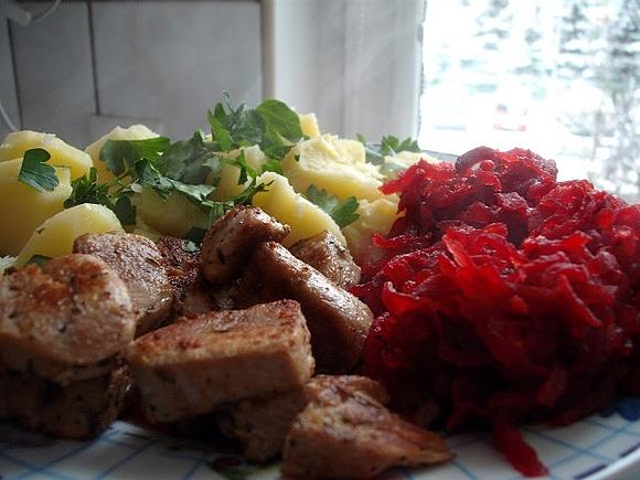 Polski obiad z polędwiczkami w ziołach, ziemniakami i buraczkami