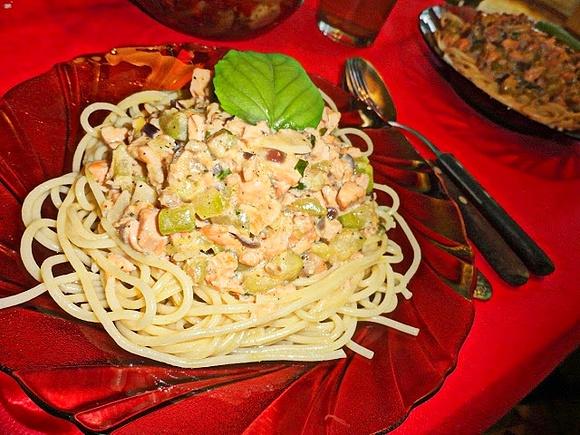 Spaghetti z łososiem i cukinią